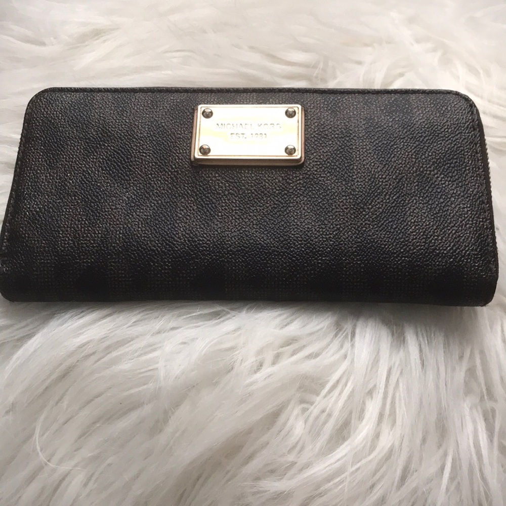 Michael Kors Logo Wallet - Picture 1 of 4